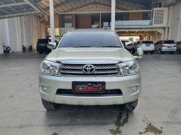Toyota Fortuner G 2.5 A/T 2010