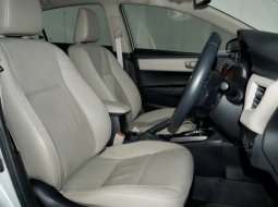Corolla Altis 1.8 V AT 2015 Silver 9