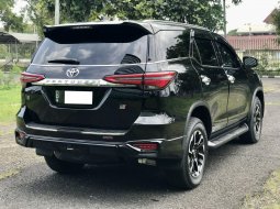 Toyota Fortuner 2.4 GR SPORT AT 2021 Hitam 4