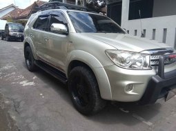 Jawa Tengah, Toyota Fortuner 2.4 G AT 2010 kondisi terawat 3