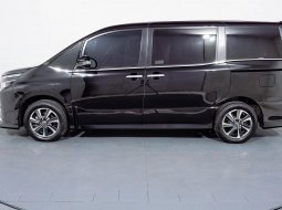 Toyota Voxy 2.0 AT 2018 Hitam 4