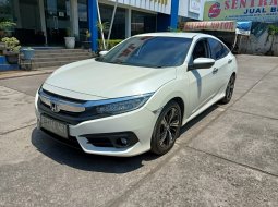 Honda Civic ES 2018 9