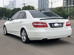 Mercedes-Benz E-Class E 300 2012 Putih 5