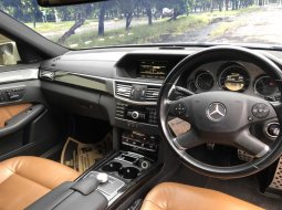 Mercedes-Benz E-Class E 300 2012 Putih 6