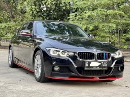 BMW 3 Series 320i 2017 Hitam 2