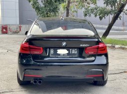 BMW 3 Series 320i 2017 Hitam 4