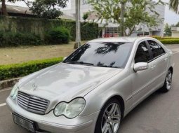 Banten, jual mobil Mercedes-Benz C-Class C200 2002 dengan harga terjangkau 4