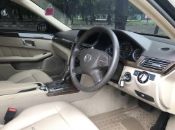 Mercedes-Benz E-Class 250 2010 Hitam 9