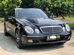 Mercedes-Benz E-Class E 240 2004 Hitam 2