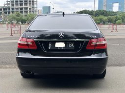 Mercedes-Benz E-Class 250 2010 Hitam 4