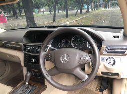 Mercedes-Benz E-Class 250 2010 Hitam 7