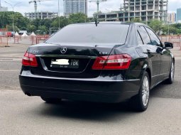 Mercedes-Benz E-Class 250 2010 Hitam 4