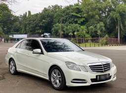 Mercedes-Benz E-Class E 300 AVANGUARD AT 2012 Putih ISTIMEWA SEKALI GRESS BGT JAMIN LIAT SUKA SEKALI 3