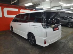 Mobil Toyota Voxy 2020 terbaik di Jawa Barat 7