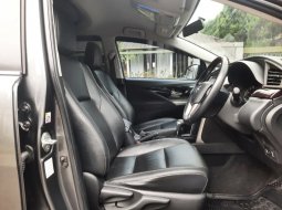 Jual Mobil Bekas promo Harga Terjangkau Toyota Kijang Innova V 2019 6