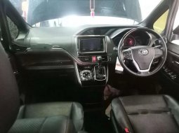 Jual cepat Toyota Voxy 2018 di Banten 8