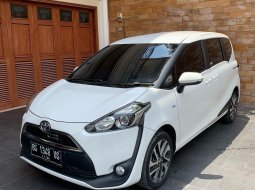 Toyota Sienta V MT 2017 1