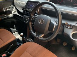 Toyota Sienta V MT 2017 2