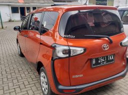 Toyota Sienta E 2017 4