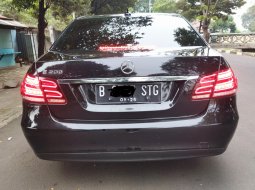 Mercedes-Benz E-Class E 200 2016 Hitam 4