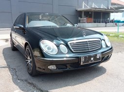 Mercedes-Benz E 240 AT Hitam 2004 2