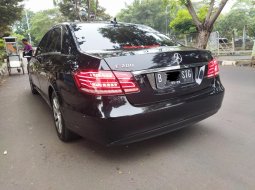 Mercedes-Benz E-Class E 200 2016 Hitam 5