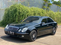 Mercedes-Benz E-Class E 240 AT 2004 Hitam ISTIMEWA BGT GRESS TERAWAT BGT JAMIN SUKA BGT ANTIK BGT 1