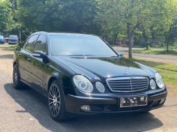 Mercedes-Benz E-Class E 240 AT 2004 Hitam ISTIMEWA BGT GRESS TERAWAT BGT JAMIN SUKA BGT ANTIK BGT 2