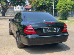 Mercedes-Benz E-Class E 240 AT 2004 Hitam ISTIMEWA BGT GRESS TERAWAT BGT JAMIN SUKA BGT ANTIK BGT 4