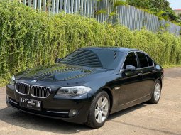 BMW 5 Series 528i AT 2013 Hitam ISTIMEWA SEKALI SIAP PAKAI GRESS BGT BUKTIIN LANGSUNG JAMIN SUKA BGT 2