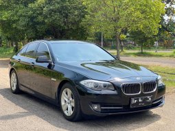 BMW 5 Series 528i AT 2013 Hitam ISTIMEWA SEKALI SIAP PAKAI GRESS BGT BUKTIIN LANGSUNG JAMIN SUKA BGT 3