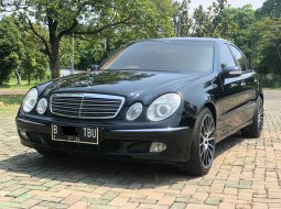 Mercedes-Benz E-Class E 240 2004 Hitam 2