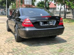 Mercedes-Benz E-Class E 240 2004 Hitam 5