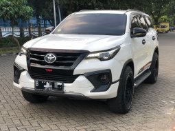 Toyota Fortuner 2.4 VRZ TRD AT Putih 2019 3
