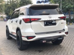 Toyota Fortuner 2.4 VRZ TRD AT Putih 2019 5