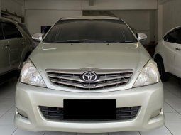 Toyota NAV1 Luxury V 2010 MPV