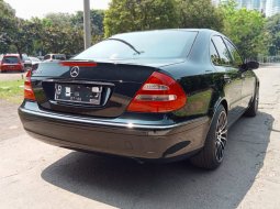 Mercedes-Benz E 240 AT Hitam 2004 5