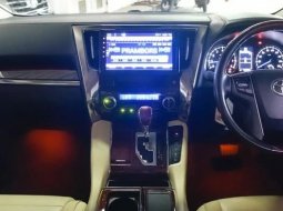 Toyota Alphard 2.5 G A/T Putih 4