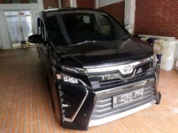 Mobil Toyota Voxy 2018 terbaik di Jawa Timur 2