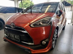 Toyota Sienta Q CVT 2017 Orange 4