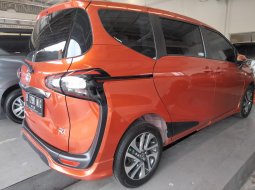 Toyota Sienta Q CVT 2017 Orange 5