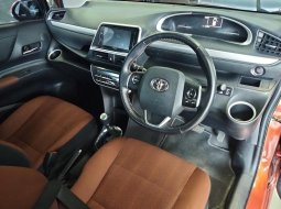 Toyota Sienta Q CVT 2017 Orange 6