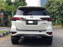 Toyota Fortuner 2.4 VRZ TRD AT Putih 2022 4