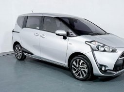 Toyota Sienta V MT 2018 Silver 1