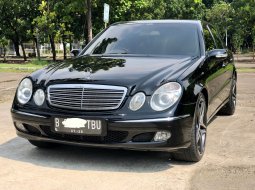 MERCEDES-BENZ E240 AT HITAM 2004 DISKON SAMPE PULUHAN JUTA RUPIAH!! 2