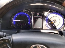 Toyota Camry 2.5 V 2015 Hitam 9
