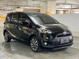 TOYOTA SIENTA 1,5 V AT 2016 HITAM 3