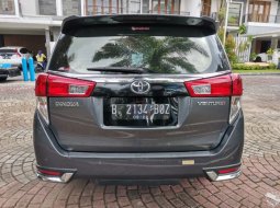 Toyota Kijang Innova 2.4V 2017 Abu-abu 4