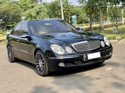 Mercedes-Benz E-Class E 240 2004 Hitam 3