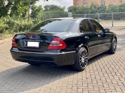 Mercedes-Benz E-Class E 240 2004 Hitam 4